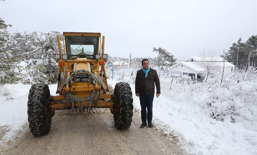 Bornova’da karla mücadele devam ediyor