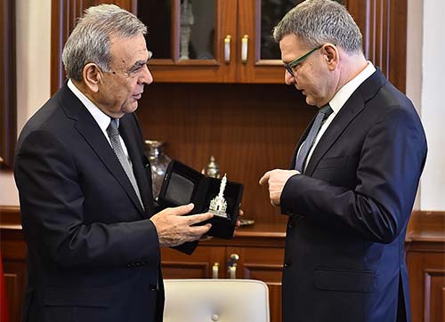 Mülteciler için geldi