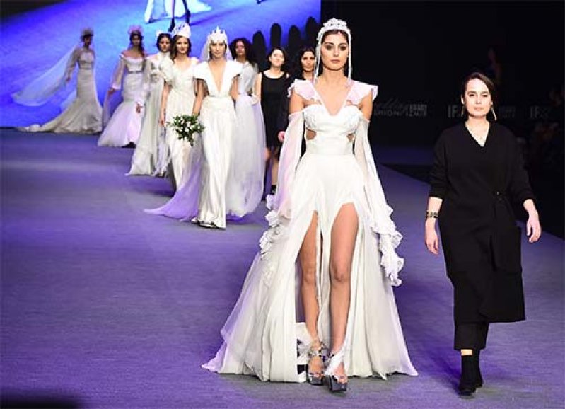 Ünlü modacılara taş çıkarttılar