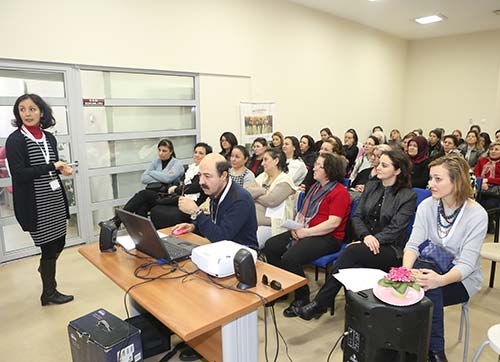 Bornovada mutlu çocuklar yetişiyor