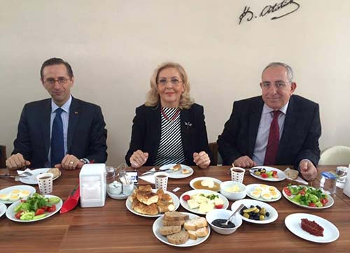 Kadın gibi gülen ve konuşan bir dünya