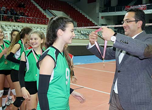 Bornovanın gururu şampiyon kızlara pastalı kutlama