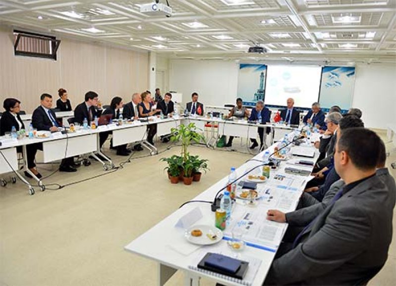 400 elektrikli otobüs masada