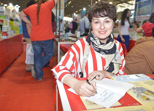 Alaattin Yükselin Yazar eşi kitabını imzaladı