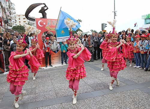 Dünya çocuklarından muhteşem kortej