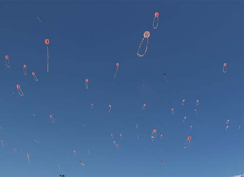 Bornovada gökyüzü kırmızı-beyaza boyandı