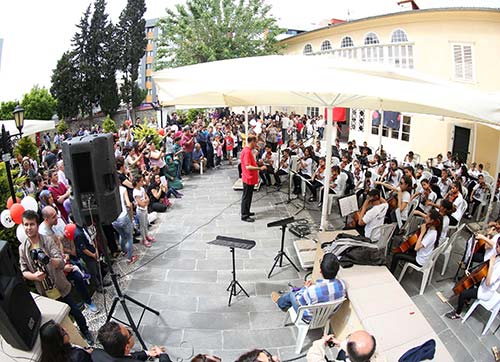 Bornovada 23 Nisan bir başka güzel