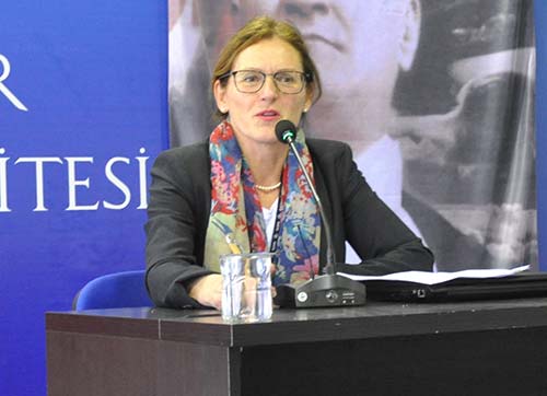 İzmir şu anda Avrupa'daki büyük kentlerden terör yönüyle daha güvenli