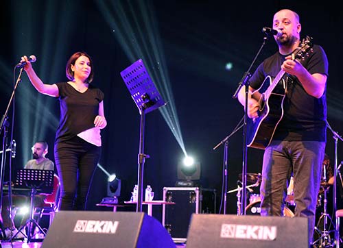 Üniversiteliler istedi, karnı burnunda konser verdi