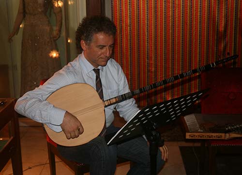 Tanbur sazının kendine özgü bir ağırlığı var