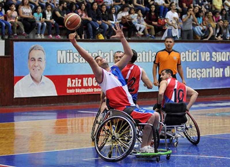 Gönüllüler sahaya indi