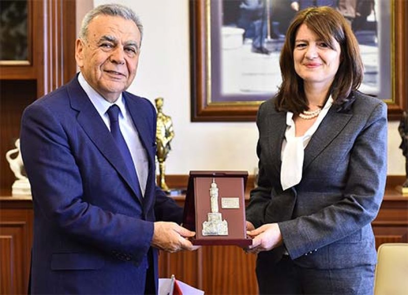 Aynı sokağa bakan iki balkon gibiyiz