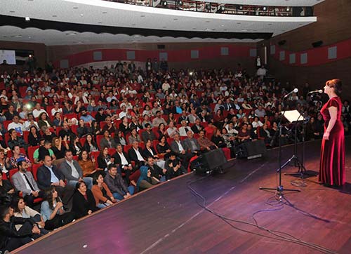 İlkay Akkayadan Güzelbahçede müzik ziyafeti 