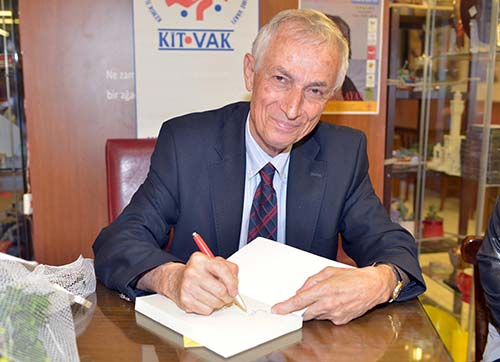 Çağlayan, kitaplarını imzaladı