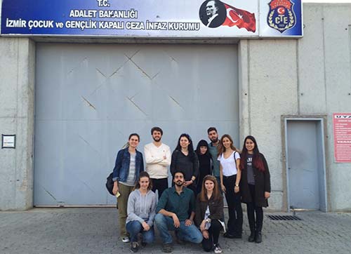  İzmir Üniversitesi öğrencileri Bir kuş olup çocukların yanına uçuyor 