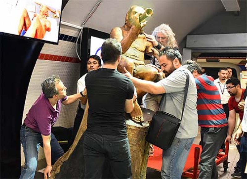 Müzisyen eski yerinde