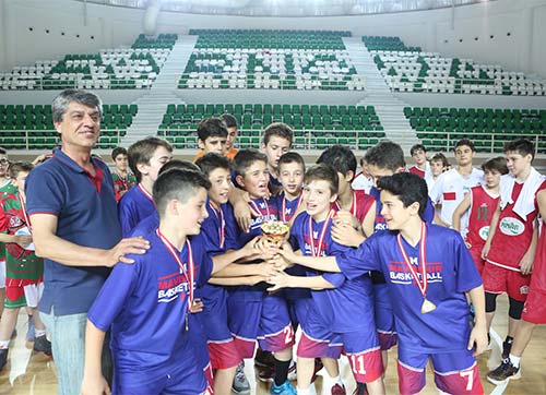 Bornova Atatürk Spor Salonunda basketbol şenliği