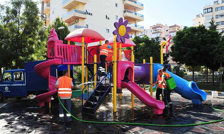 Balçova’daki parklara hijyenik temizlik