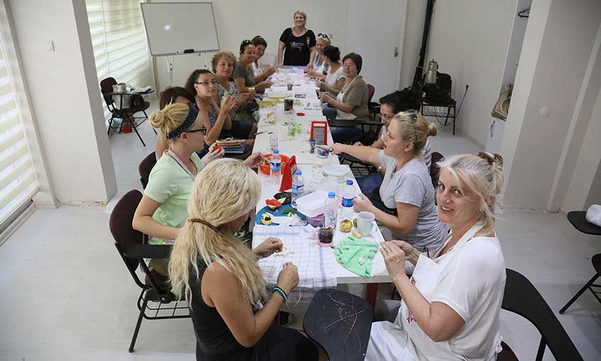 Urlalı kadınlardan mis kokulu sabun yapımı