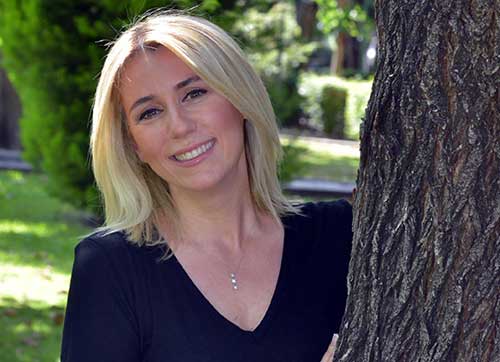 İzmirli Ayşe Çınardan Deniz gibi Sev