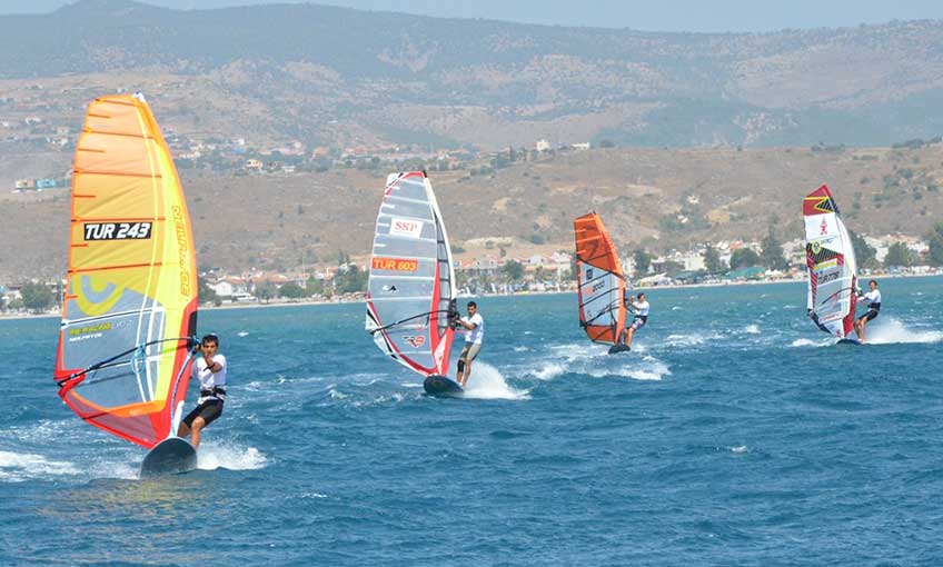 DİKİLİ’DE WİNDSURF HEYECANI
