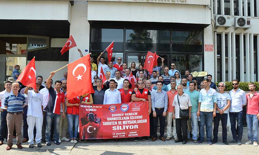 Gençler demokrasi için tek yürek