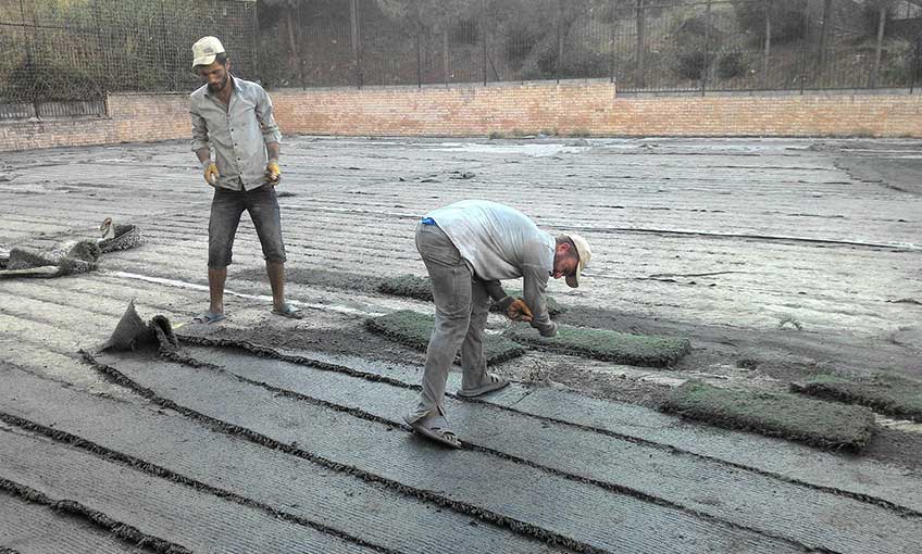 Karabağlar’da halı sahalar yenileniyor