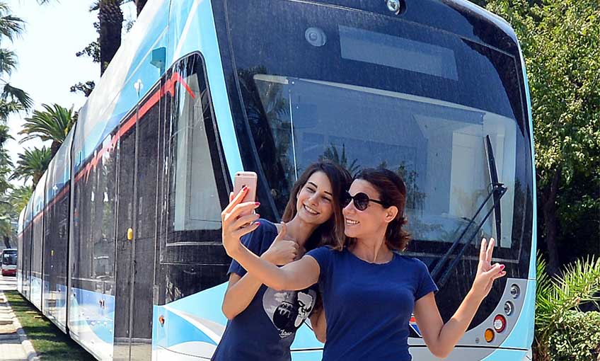 İzmir’in ilk tramvayı geldi