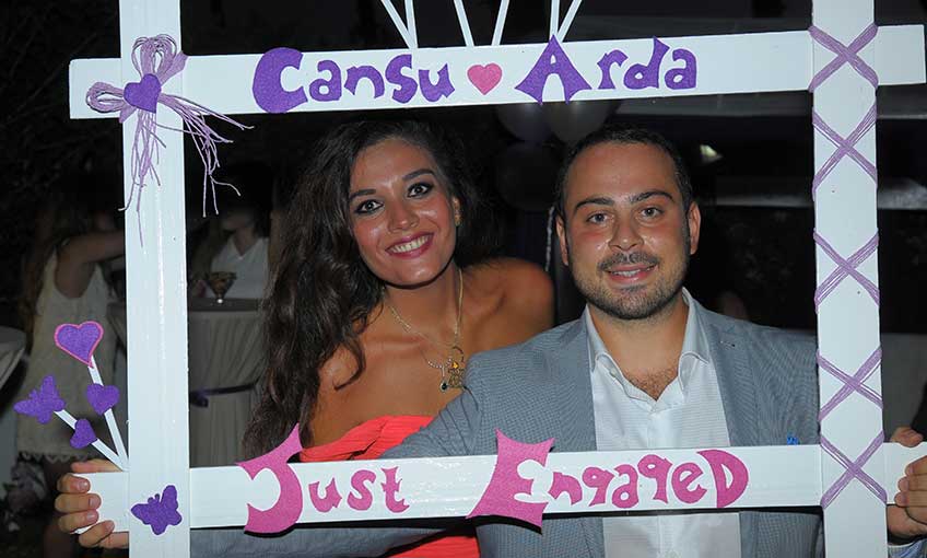 Nişan yüzüklerini taktılar