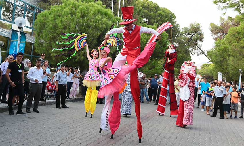  Sokak Gösterileri gözalıyor