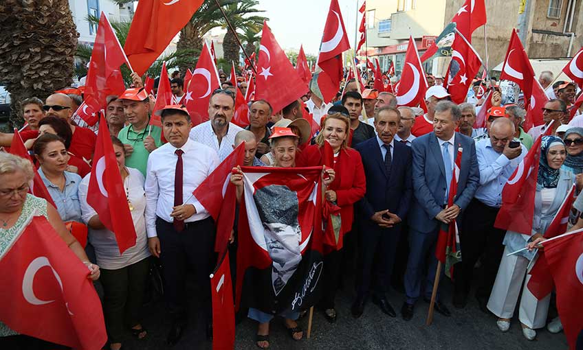 DEMOKRASİ VE CUMHURİYET İÇİN TEK YÜREK OLDU