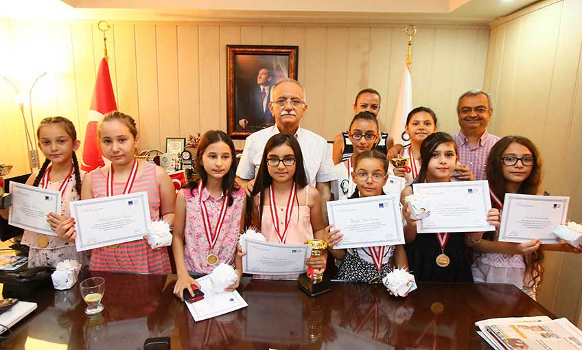 Bayraklı’nın karikatüristleri başarıya doymuyor