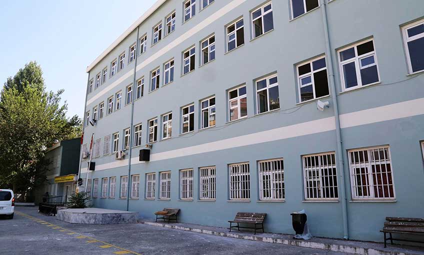 Karabağlar’da okullar güzelleşiyor