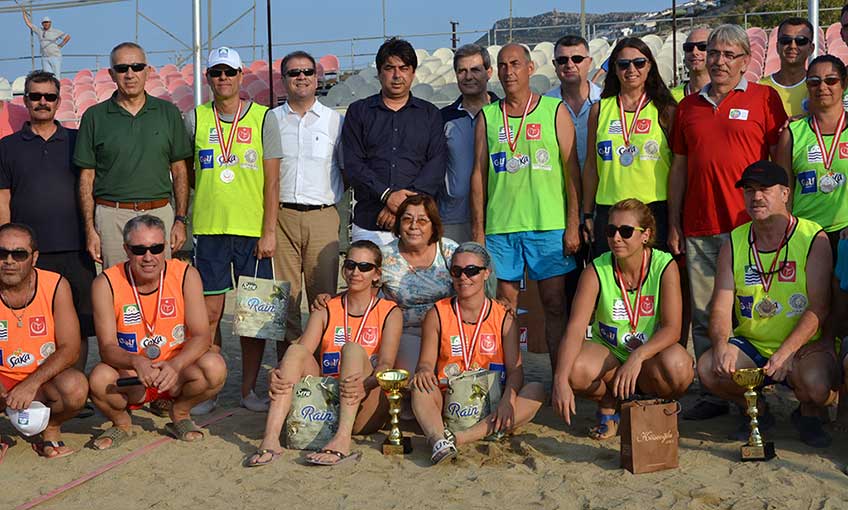 Şampiyon voleybolcular, foça’da kürsüye çıktı