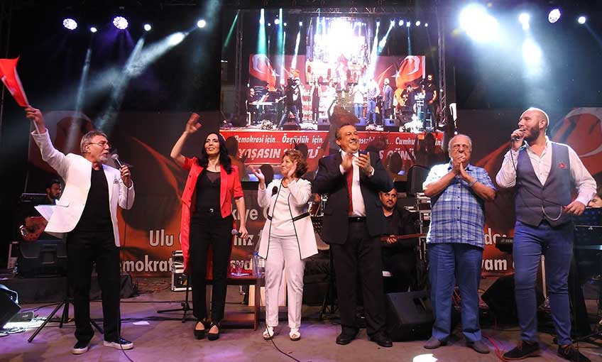 Dikili'nin bağımsızlık coşkusu alanlara sığmadı