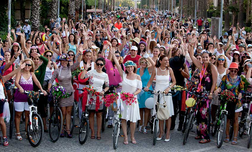 Süslü kadınlar pedal basacak