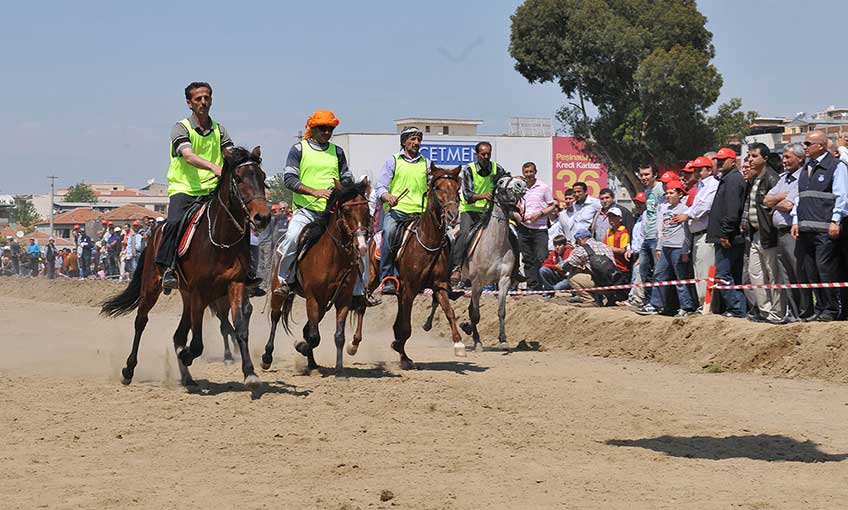 Çiğli’de Pazar günü Rahvan at yarışları heyecanı