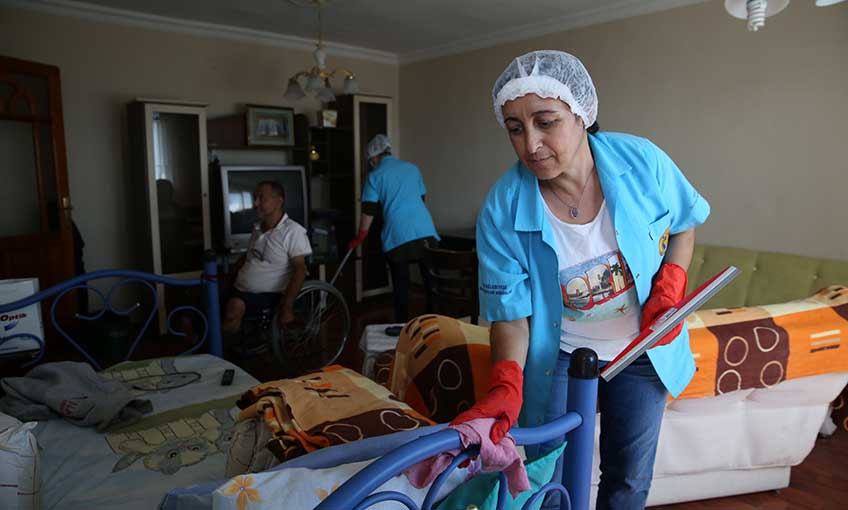 Buca’da ihtiyaç sahiplerine bayram temizliği 