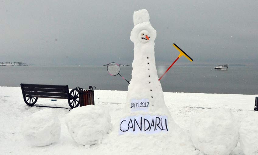 Çandarlı'da karla gelen renkli görüntüler