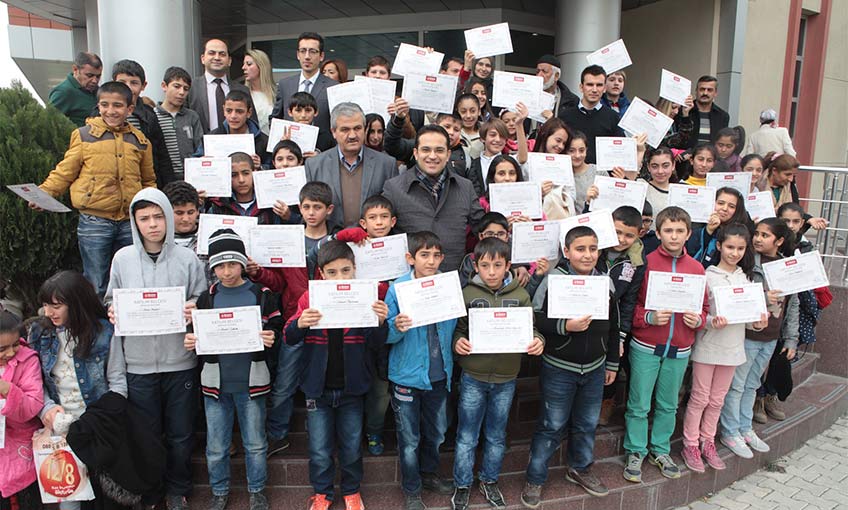 Bornova’da çocuklar bilimi deneyerek öğreniyor