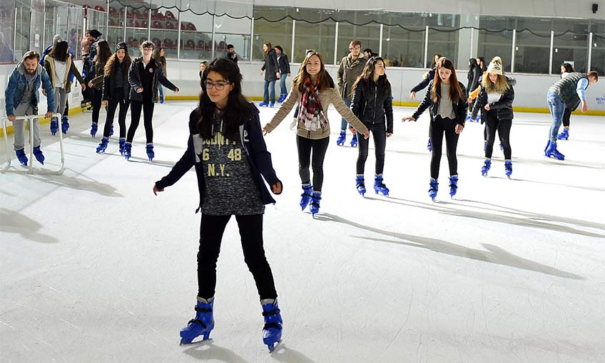 Karneyi alan buz pistine koştu