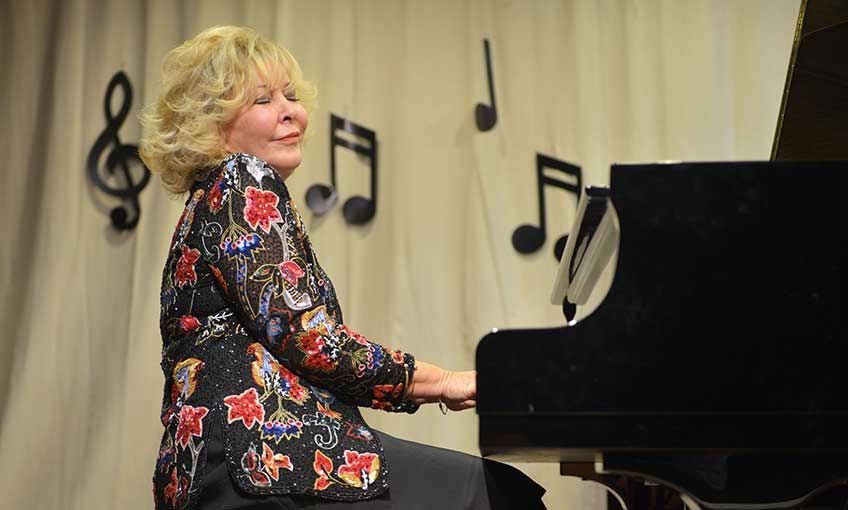 2017 Yılının İlk Konserine Özgüç ve Onay Konuk