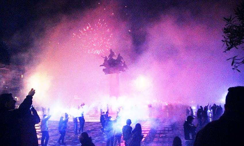 Yer siyah gök beyaz