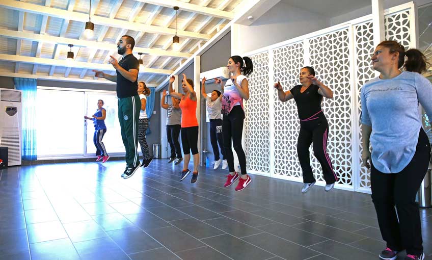 Bucalı Kadınlar Zumba’yla Form Tutuyor