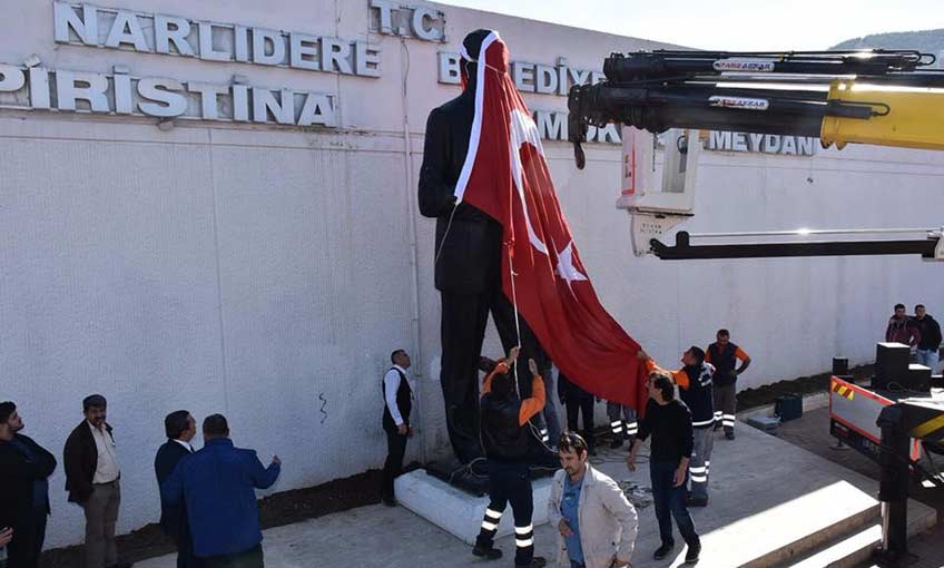 Narlıdere’nin Atatürk Heykeli Güzelbahçe’ye