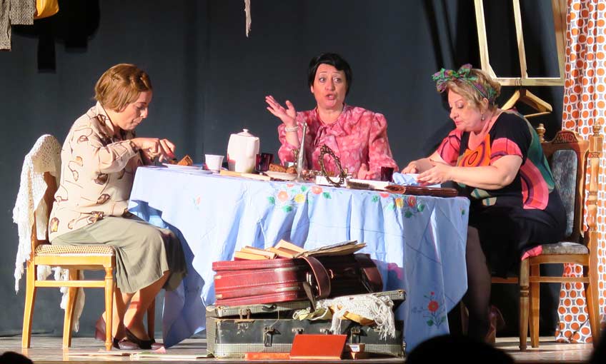 Foçalı Tiyatro Severler İki Oyun İzledi