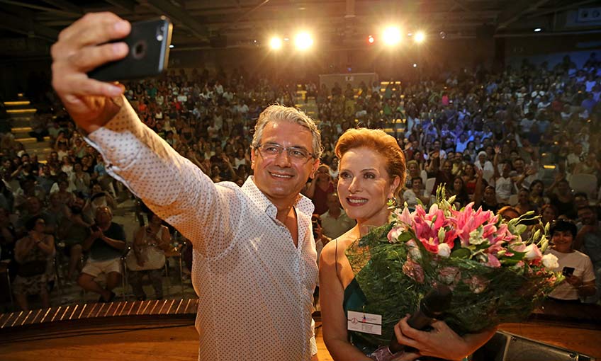 Zuhal Olcay 8 Yıl Sonra Tiyatro Sahnesinde