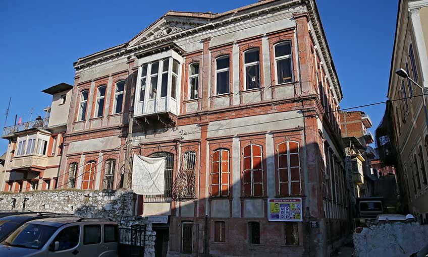 Kaçak Bina Yıkıldı Tarihi Sarnıç Ortaya Çıktı