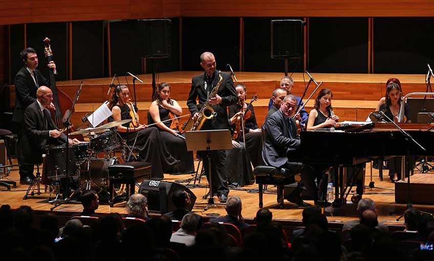 Kerem Görsev' den Müzik Ziyafeti