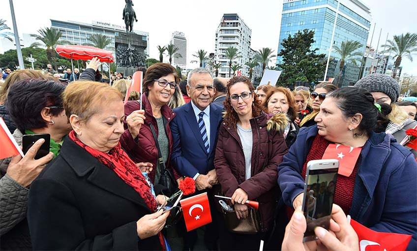 İzmir Aydınlığa Koşuyor